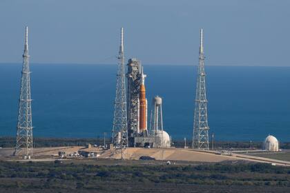 Esta imagen proporcionada por la NASA muestra el cohete Artemis II SLS (siglas de Sistema de Lanzamiento Espacial) (Jim Ross/NASA via AP)