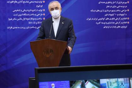 Esta imagen proporcionada por la oficina presidencial iraní el 10 de abril de 2021 muestra al jefe de la Organización de Energía Atómica de Irán (AEIO) Ali Akbar Salehi hablando en una videoconferencia en el Día Nacional de la Tecnología Nuclear de Irán, en la capital, Teherán