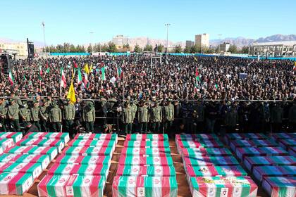 Esta imagen proporcionada por la presidencia iraní el 5 de enero de 2024 muestra ataúdes cubiertos con la bandera iraní durante el funeral de las víctimas fallecidas en las explosiones gemelas del 3 de enero.