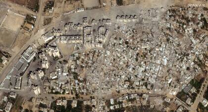 Esta imagen proporcionada por Maxar Technologies muestra los daños causados por los ataques aéreos israelíes en el vecindario de Izbat Beit Hanoun, en el norte de la Franja de Gaza, el 21 de octubre de 2023. (Satellite image ©2023 Maxar Technologies via AP)