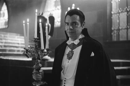 Esta imagen proporcionada por ViX muestra a Eugenio Derbez en el personaje de Carlos Villarías en una escena de "Y llegaron de noche" (Vix vía AP)