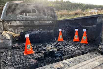 Esta imagen publicada por Carabineros de Chile muestra el vehículo quemado donde tres policías fueron asesinados, en una zona mapuche en Ca ete, región del Biobío, Chile, el 27 de abril de 2024.