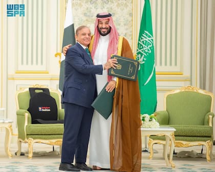 Esta imagen publicada por la Agencia Saudita de Prensa, un medio estatal, muestra al primer ministro de Pakistán, Shehbaz Sharif, a la izquierda, abrazando al príncipe heredero de Arabia Saudí, Mohammed ben Salman, tras firmar un acuerdo de defensa mutua en Riad, Arabia Saudí, el miércoles 17 de septiembre de 2025. (Agencia Saudí de Prensa via AP)