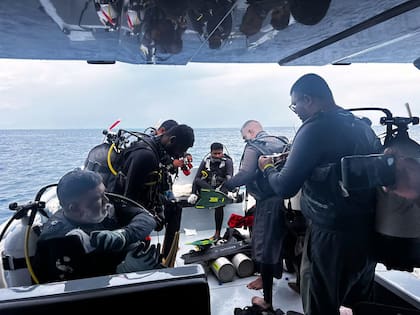 Esta imagen publicada por la oficina de medios de la presidencia de Maldivas, muestra a los buzos preparándose para buscar a cuatro buzos italianos desaparecidos cerca de la isla Alimathaa, atolón Vaavu, Maldivas, el 15 de mayo de 2026. (Foto, oficina de medios de la presidencia de Maldivas vía AP)