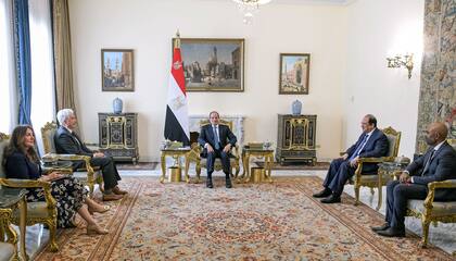 Esta imagen publicada por la presidencia egipcia muestra al presidente de Egipto, Abdel Fattah al-Sisi (centro), acompañado por el jefe de inteligencia, el general de división Abbas Kamel (segundo a la derecha), reuniéndose con el director de la CIA, William Burns (segundo a la izquierda), y el embajador de Estados Unidos en El Cairo. Herro Mustafa Garg (izquierda) en el palacio presidencial de El Cairo el 7 de abril de 2024. (Photo by EGYPTIAN PRESIDENCY / AFP)
