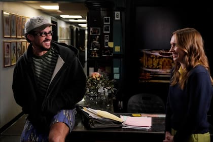 Esta imagen publicada por NBC muestra al actor y cantante Bad Bunny, a la izquierda, y a la nueva integrante del elenco Veronika Slowikowska detrás del escenario el 30 de septiembre de 2025, mientras filman anuncios promocionales para el episodio de "Saturday Night Live" de esta semana en Nueva York. (Rosalind O'Connor/NBC via AP)