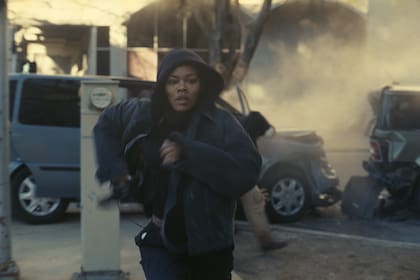 Esta imagen publicada por Warner Bros. Pictures muestra a Teyana Taylor en una escena de One Battle After Another