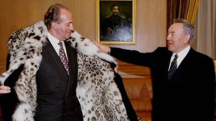 Una foto que recorrió el mundo cuando el presidente de Kazajtán le obsequió un abrigo de piel de leopardo a Juan Carlos I