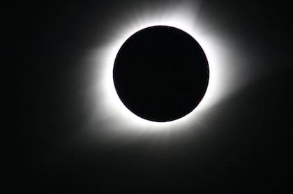 Esta imagen recuerda al eclipse solar total del 21 de agosto de 2017, que fue tomada desde Madras, Oregón