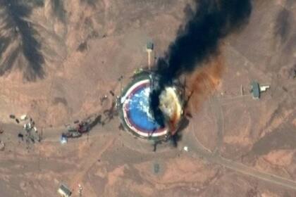 Esta imagen satelital de Maxar Technologies tomada el 29 de agosto muestra los momentos posteriores a una explosión en el Centro Espacial Nacional Imán Jomeini, al sur de Teherán.