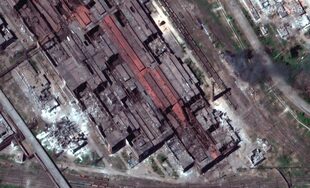 Esta imagen satelital, distribuida por Maxar Technologies, ofrece una vista aérea del extremo este del complejo siderúrgico Azovstal, en Mariúpol, en territorio controlado por el gobierno de la República Popular de Donetsk, en el este de Ucrania, el 12 de mayo de 2022. (Satellite image ©2022 Maxar Technologies via AP)