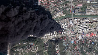 Esta imagen satelital, distribuida por Vantor, muestra una columna de humo en infraestructura petrolera en Tuapse, en la región de Krasnodar, en el sur de Rusia, el 16 de abril de 2026, luego de que la refinería y la terminal de carga de crudo de la ciudad fueron atacadas por drones ucranianos múltiples veces en las semanas anteriores