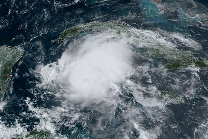 Esta imagen satelital obtenida de la Administración Nacional Oceánica y Atmosférica muestra al huracán Beryl dirigiéndose a México