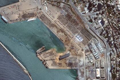 Esta imagen satelital obtenida por cortesía de Maxar Technologies el 5 de agosto de 2020 muestra una visión general del puerto después de la explosión en Beirut