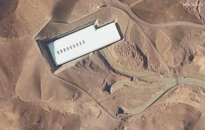 Esta imagen satelital proporcionada por Maxar Technologies muestra la planta de enriquecimiento de uranio de Fordo, una de las que fue atacada por misiles de EE.UU.