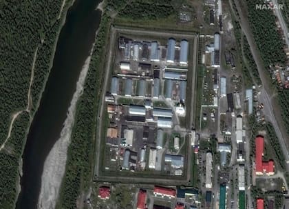 Esta imagen satelital proporcionada tomada el 13 de agosto de 2023 y publicada el 16 de febrero de 2024 por Maxar Technologies muestra una vista general de la colonia penal en el pueblo de Kharp, ubicado sobre el Círculo Ártico, a más de 1900 kilómetros al noreste de Moscú.