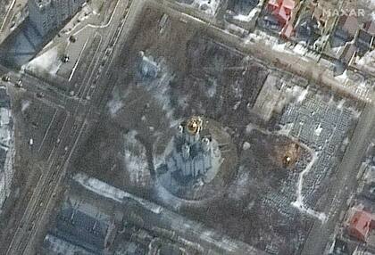 Esta imagen satelital publicada por Maxar Technologies el 3 de abril de 2022 muestra una probable excavación de tierra en una tumba (R) cerca de la Iglesia de San Andrés y Pyervozvannoho Todos los Santos en Bucha, Ucrania, el 10 de marzo de 2022. 