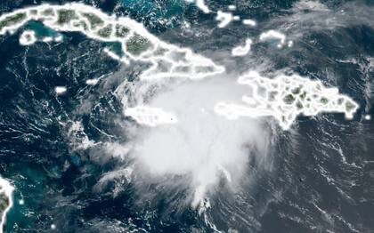 Esta imagen satelital RAMMB de la Administración Nacional Oceánica y Atmosférica (NOAA) muestra la actividad de la tormenta sobre Haití (R) a las 15:10 UTC del 17 de agosto de 2021 en el Caribe