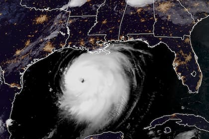 Archivo.- Esta imagen satelital Rammb/NOAA muestra cómo el huracán Laura se mueve hacia el noroeste en el Golfo de México hacia Luisiana, el 26 de agosto de 2020