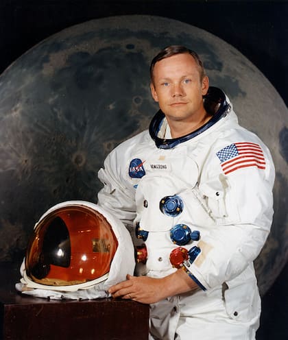 Esta imagen sin fecha obtenida de la NASA muestra al astronauta estadounidense Neil Armstrong, quien fue la primera persona en poner un pie en la luna