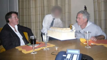 Esta imagen sin fecha, publicada por el Departamento de Justicia de EE. UU. en diciembre de 2025, parece mostrar a Mandelson y Epstein en un festejo de cumpleaños