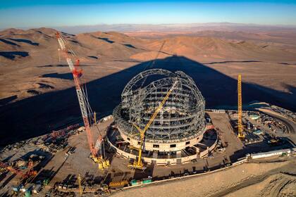 Esta imagen, tomada a principios de agosto de 2023, muestra el sitio de construcción del Extremely Large Telescope (ELT) de ESO. Ubicado en la cima del Cerro Armazones en el desierto de Atacama chileno, el telescopio superó el hito del 50 % de finalización en julio de 2023.