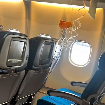 Esta imagen tomada con un celular por la pasajera Jazmin Bitanga muestra el interior de un avión de Hawaiian Airlines que hizo la ruta de Phoenix a Honolulu, el domingo 18 de diciembre de 2022, después de que el avión sufriera fuertes turbulencias. 