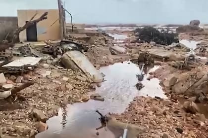 Esta imagen tomada de imágenes de la televisión nacional libia transmitidas el 11 de septiembre de 2023 muestra una vista de la destrucción dejada a raíz de las inundaciones después de que la tormenta mediterránea "Daniel" azotara la ciudad de Soussa, en el este de Libia.