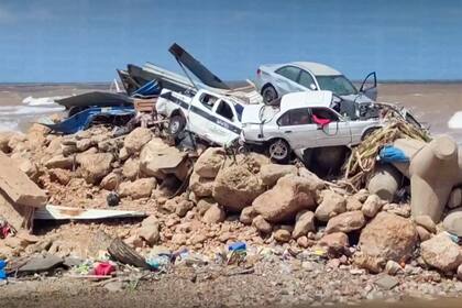 Esta imagen tomada de imágenes publicadas en las redes sociales por el canal de televisión libio al-Masar el 13 de septiembre muestra una vista de vehículos destruidos amontonados a raíz de las inundaciones después de que la tormenta mediterránea "Daniel" azotara la ciudad de Derna, en el este de Libia.