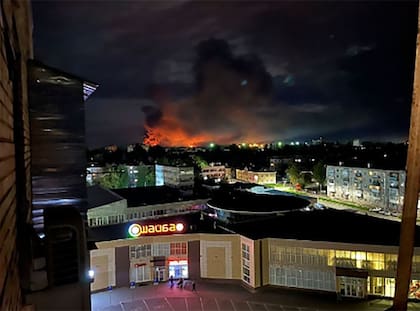 Esta imagen tomada de redes sociales y distribuida por Ostorozhno Novosti muestra una columna de humo y un enorme incendio el 29 de agosto de 2023, en la ciudad de Pskov, Rusia. (Ostorozhno Novosti vía AP)