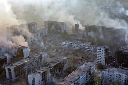 Esta imagen tomada de un video difundida por la Brigada de Asalto Luit, una unidad militar de la Fuerza de Operaciones Especiales de Ucrania, muestra los daños causados al poblado de Vovchansk, Ucrania, durante un bombardeo de las fuerzas rusas, el 28 de mayo de 2024. (Brigada de Asalto Luit vía AP)