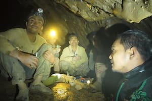 Rescataron a cinco mineros atrapados en una cueva de Laos: sigue la búsqueda de dos personas