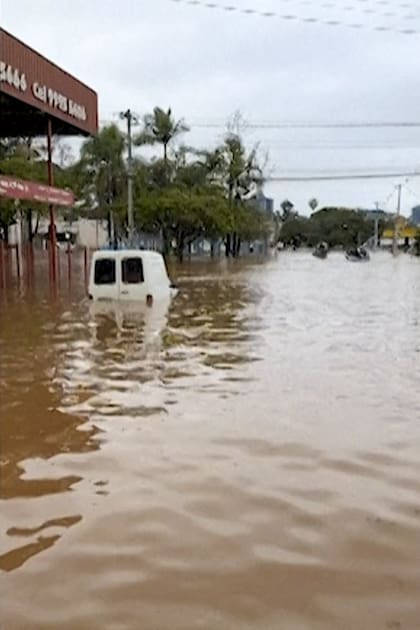 Esta imagen tomada de un vídeo difundido por el Cuerpo de Bomberos de Rio Grande do Sul el 5 de septiembre de 2023 muestra una zona inundada en Lajeado, estado de Rio Grande do Sul, Brasil, tras el paso de un ciclón.  (Foto de Handout / DEPARTAMENTO DE BOMBEROS DE RIO GRANDE DO SUL / AFP) / 