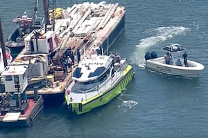 Esta imagen, tomada de un video proporcionado por WSVN-TV, muestra al Cuerpo de Bomberos de Miami-Dade, la Guardia Costera de EE. UU., la policía y otros en botes alrededor de lo que parece ser una barcaza involucrada en un accidente con un grupo de niños y un adulto en un velero durante un campamento de vela, el lunes 28 de julio de 2025 en Miami.