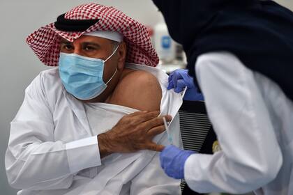 Esta imagen tomada el 17 de diciembre de 2020 muestra al primer ciudadano saudí que se prepara para recibir la vacuna contra el coronavirus de Pfizer-BioNTech en la capital, Riad,