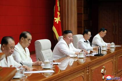 Esta imagen tomada el 19 de agosto de 2020 y publicada por la Agencia Central de Noticias de Corea del Norte (KCNA) muestra al líder norcoreano Kim Jong-un asistiendo a la 6a Reunión Plenaria del 7mo Comité Central del Partido de los Trabajadores de Corea del Norte