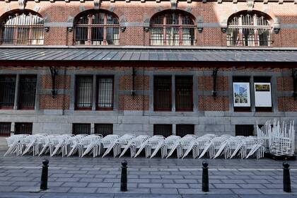 Esta imagen tomada el 19 de octubre de 2020 en Bruselas muestra sillas apiladas afuera de un restaurante cerrado, en el día de la implementación de nuevas medidas sanitarias destinadas a frenar la propagación del coronavirus