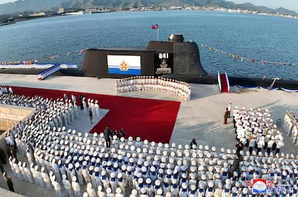 Esta imagen tomada el 6 de septiembre de 2023 y publicada por la Agencia Central de Noticias de Corea del Norte (KCNA) muestra la ceremonia de presentación del nuevo submarino No. 841, en una ubicación no revelada en Corea del Norte. 