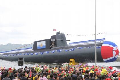 Esta imagen tomada el 6 de septiembre de 2023 y publicada por la agencia de noticias estatal de Corea del Norte (KCNA) el 8 de septiembre de 2023 muestra el lanzamiento de un submarino de ataque nuclear táctico recién construido.