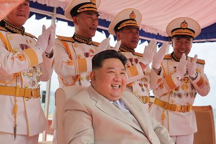 Esta imagen tomada el 6 de septiembre de 2023 y publicada por la agencia de noticias estatal de Corea del Norte (KCNA) el 8 de septiembre de 2023 muestra al Supremo Líder de Corea del Norte, Kim Jong-un, asistiendo al lanzamiento de un submarino de ataque nuclear táctico recién construido. 