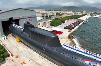 Esta imagen tomada el 6 de septiembre de 2023 y publicada por la Agencia Central de Noticias de Corea del Norte (KCNA) muestra la ceremonia de presentación del nuevo submarino No. 841, llamado el Héroe Kim Kun Ok, en una ubicación no revelada en Corea del Norte. 