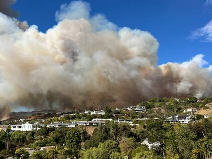 Esta imagen, tomada por Darrin Hurwitz, un residente en Pacific Palisades, muestra el incendio de Palisades mientras se acerca a viviendas en Los Ángeles, el 7 de enero de 2025. (Darrin Hurwitz vía AP)