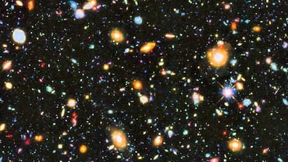 Esta imagen tomada por el telescopio espacial Hubble muestra que las galaxias están distribuidas parejamente a través del universo