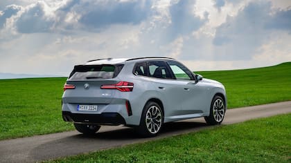 Está impulsado por un motor naftero de cuatro cilindros en línea y 2.0 litros, asociado a una transmisión automática Steptronic de ocho velocidades