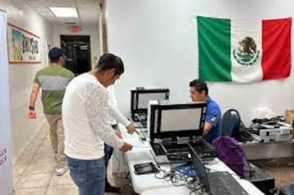 Esta iniciativa facilita a los connacionales realizar trámites importantes como la obtención de pasaportes, matrículas consulares y credenciales de elector, sin tener que viajar largas distancias a un consulado fijo