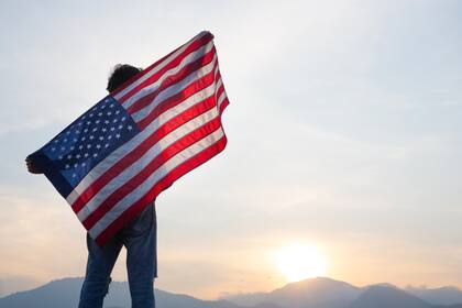 Esta iniciativa permite que las personas de estos países vivan y trabajen en Estados Unidos durante dos años, siempre que tengan un patrocinador basado en esa nación norteamericano