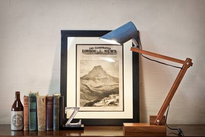 Esta lámpara ajustable está hecha a partir de diversas maderas:teca, roble y kiaat. La pantalla está hecha con una tubería de PVC reutilizada