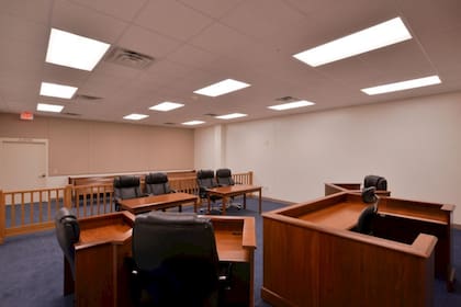 Esta legislación establece un marco normativo exclusivo a través de la Regla 510, eliminando la capacidad de los tribunales locales para imponer requisitos adicionales como mediaciones obligatorias