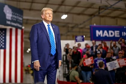 "esta legislación reafirma la promesa del presidente Trump de proteger el Seguro Social y ayuda a que los jubilados puedan disfrutar mejor del retiro que se ganaron”, dijo Bisignano