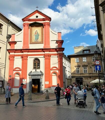 "Está lleno de iglesias y hay referencias a Juan Pablo Segundo en muchos lugares de la ciudad”, cuenta Luciana.